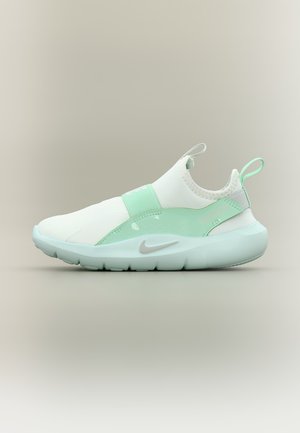 Άσπρο και μέντα αθλητικό παπούτσι τύπου slip-on με ελαστική ταινία, θηλιές στην φτέρνα και στη γλώσσα, και παχύ, επενδυμένο πέλμα.