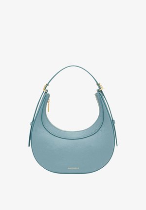 Bolso de cuero azul con un diseño curvo, correa delgada para el hombro y herrajes en tono dorado. Presenta un acabado texturizado y un logotipo en la base.