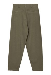 Pantalons khaki à coupe décontractée, avec un devant plat, deux poches arrière et une jambe droite. Le tissu a une texture lisse.