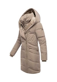 Manteau d'hiver isolé beige avec un intérieur en peluche, grande capuche, fermeture éclair à l'avant et deux poches latérales ; présente des motifs matelassés et des poignets côtelés.