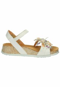 Weiße Sandale mit floralen Verzierungen, korkähnlichem Keilabsatz, verstellbarem Riemen und rutschfester Gummisohle für guten Halt.