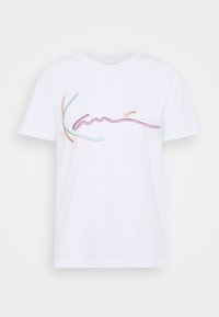 Biała bawełniana koszulka z kolorowym haftowanym tekstem w zakrzywionych liniach. Projekt zawiera akcenty w kolorze pomarańczowym, turkusowym i fioletowym.