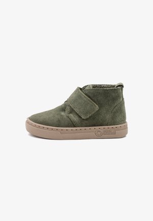Groene suède enkelboots met een ronde neus, klittenbandsluiting en een beige rubberen zool; voorzien van zichtbare stiksels en een getextureerde bovenkant.