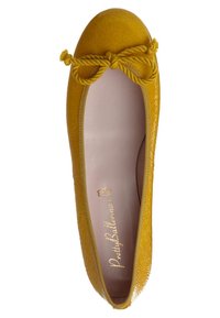 Ballerine jaune en daim avec nœud en corde sur l\'orteil arrondi et doublure intérieure beige, vue de dessus.