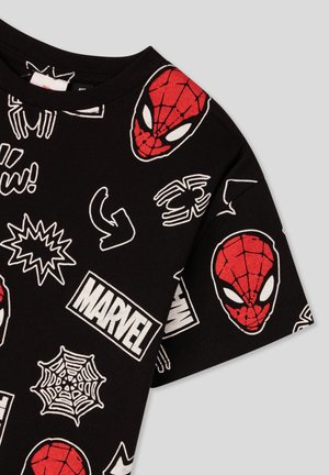 T-shirt in cotone nero con grafiche di Spiderman in rosso e bianco, caratterizzata da loghi di supereroi, ragnatele e parole d'azione di varie dimensioni.