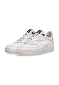 Sneakers bianchi in pelle con punta arrotondata, dettagli perforati e colletto imbottito. Presentano lacci bianchi piatti e una suola in gomma testurizzata.