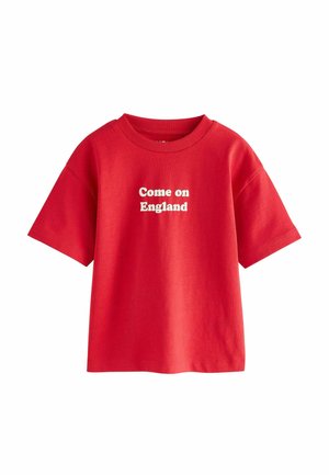 Rød t-shirt med korte ærmer, ribstrikket rund hals og hvid tekst "Come on England" centreret foran.