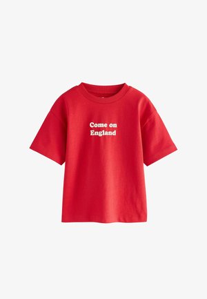 Piros rövid ujjú póló bordázott kerek nyakkal és fehér "Gyere Anglia" felirattal középen az elején.