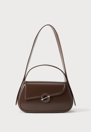 Sac à épaule en cuir marron avec rabat incurvé et fermoir circulaire argenté, présenté sur un fond clair uni.