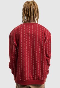 Karl Kani SMALL SIGNATURE ZICZAC PINSTRIPE CREW - Sudadera - darkred offwhite