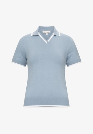 Helles blaues Polohemd mit kurzen Ärmeln, V-Ausschnitt und weißen Akzenten am Kragen und an den Ärmeln. Aus weichem Strickmaterial gefertigt.