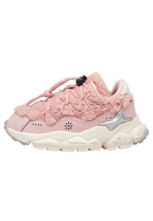 Scarpa da ginnastica rosa con tomaia testurizzata e fluffy, dotata di un sistema di lacci elastici sicuro, dettagli bianchi e una suola spessa bianca.