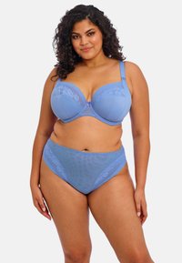 Lichtblauw ondergoed set bevat een beha met kantdetails en een bijpassende hoge taille slip met gaasaccenten en textuurpatronen.