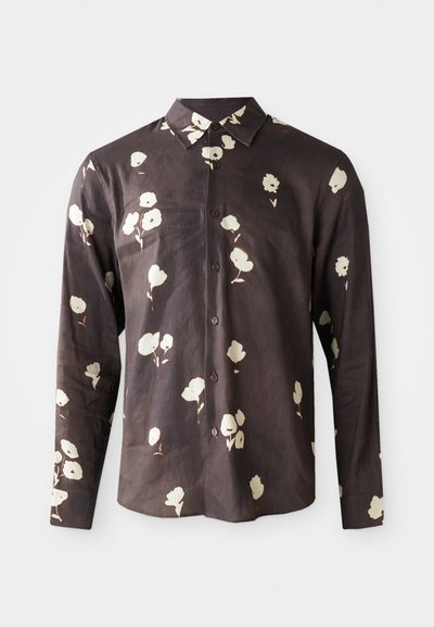 Camicia a maniche lunghe con bottoni in tessuto scuro con motivo floreale crema. Presenta un colletto classico e bottoni frontali, con una texture liscia.