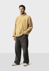 Kaotiko NO RISK UNISEX - Fleece trui - camel