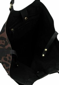 Borsa a spalla nera e marrone con un design a macchie di leopardo. Presenta manici in pelle, tasche interne e un ampio interno in tessuto nero.