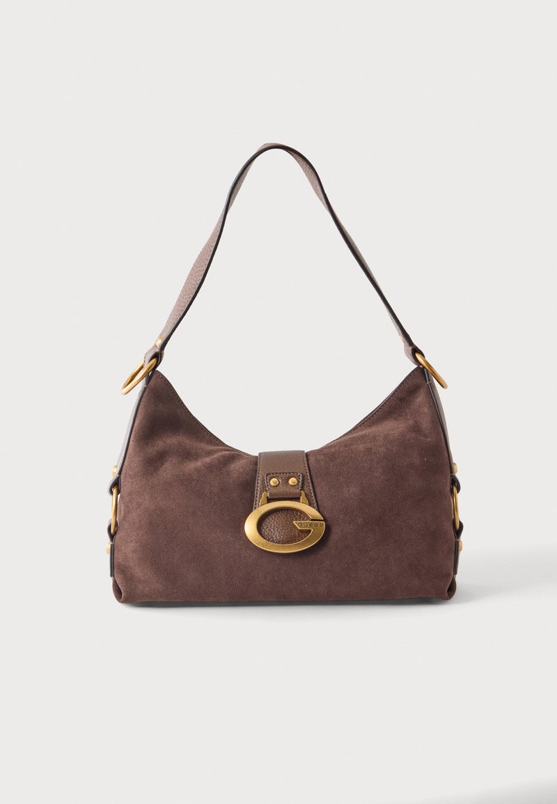 Sac à main en daim marron avec une bandoulière unique, fermoir ovale doré avec logo et accents métalliques dorés sur les côtés.