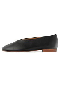 Scarpa flat in pelle nera con punta affilata e design elegante. Presenta una silhouette minimalista e un piccolo tacco in legno marrone.