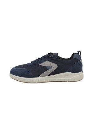 Baskets de sport bleu marine avec accent latéral gris, col noir, semelle blanche et languette au talon, vues de profil droit.
