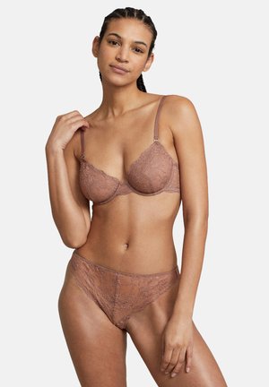 Spetsbehå och matchande trosor i en mjuk mauveton. Har fina blomsterdetaljer och justerbara band för en skräddarsydd passform.