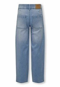 Jeans de mezclilla de tiro alto en azul claro, con un ajuste holgado, que cuentan con dos bolsillos traseros y un parche de marca marrón en la cintura.