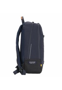 Sac à dos navy avec deux zips, bretelles en mesh et une section inférieure noire. Présente un accent jaune et une étiquette avec un texte blanc.