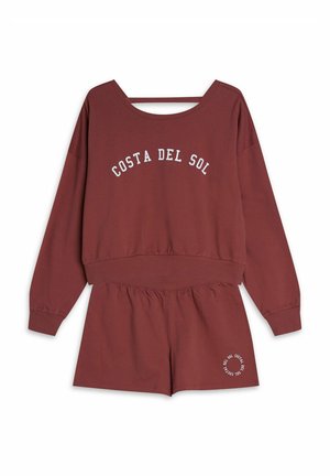 Bordeauxfarbene zweiteilige Set bestehend aus einem langärmeligen Oberteil mit der Aufschrift "COSTA DEL SOL" und passenden Shorts mit elastischem Bund.