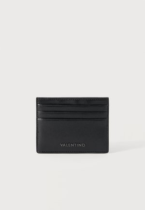 Zwarte leren kaarthouder met drie kaartgaten en Valentino-logo in reliëf aan de voorkant, geplaatst tegen een effen lichte achtergrond.