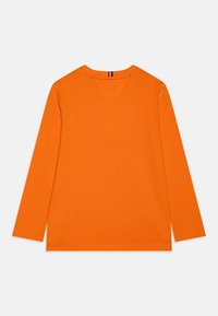 Tommy Hilfiger ESSENTIAL TEE UNISEX - Langarmshirt - orange thunder