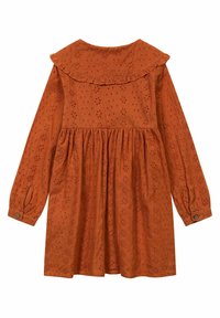 Šrustově oranžové šaty s dlouhými rukávy, volánkovým límcem a vzorem s vyšívanými otvory; nabíraný korzet s knoflíkovými manžetami.