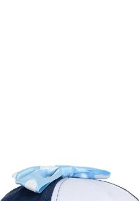 Gorra azul y blanca de forma redondeada. Presenta un visera Navy y un lazo de satén azul con lunares blancos en la parte superior.