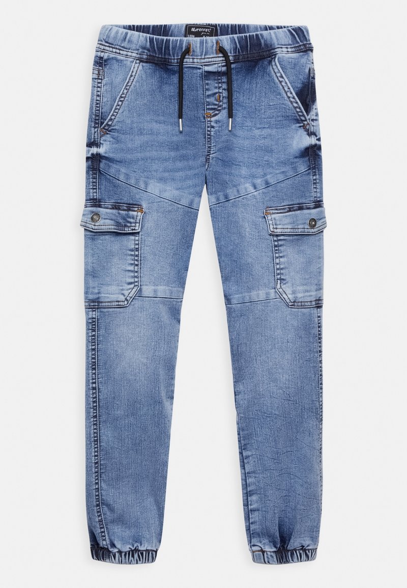 Pantalon jogger en denim bleu clair avec poignets élastiques, taille à cordon, poches avant en biais et poches cargo latérales boutonnées.