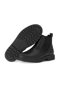 Zwarte leren Chelsea boots met elastische zijpanelen, robuuste rubberen zolen en een gestructureerd profiel voor grip.