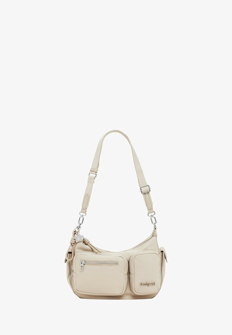 Borsa a spalla beige in pelle sintetica, dotata di due tasche frontali, una tracolla testurizzata e un branding discreto sul lato.