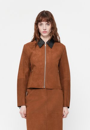 Braune Wildlederjacke mit einem schwarzen Lederkragen, Reißverschluss vorne und minimalistischem Design. Lange Ärmel und strukturierte Silhouette.
