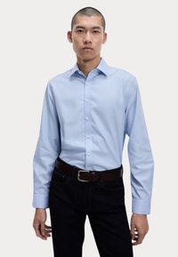 REGULAR FIT ULTIMATE NON IRON - Formální košile - light blue