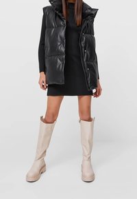 Stradivarius Strickkleid - black