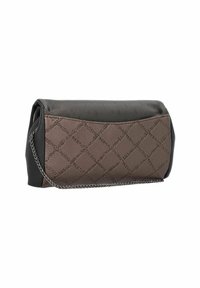 Clutch in pelle marrone trapuntata con dettagli neri, dotata di una tracolla a catena e superficie texturizzata. Forma rettangolare compatta.