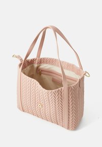 Borsa a spalla imbottita rosa con manici in pelle liscia, dotata di una tasca interna con zip e un accento in metallo color oro.
