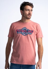 Petrol Industries MARINER - Camiseta estampada - red brick