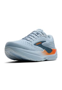 Vaaleansiniset juoksukengät, joissa on verkkopinta, pyöristetty kärki ja oranssit yksityiskohdat. Varustettu tekstuurilla varustetulla välipohjalla ja kumipohjalla pitoa varten.