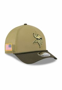 Olivgrüner Baseballcap mit einem dunkelgrünen Schirm, versehen mit einem gestickten Wikinger-Logo und einem amerikanischen Flaggen-Patch an der Seite.