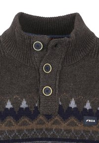 Bruin gebreid vest met een geribde kraag, drie knopen en een geometrisch patroon in crème, grijs en marineblauw. Etiket zichtbaar aan de zijkant.
