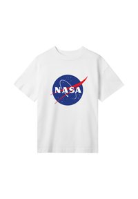 Bílý bavlněný tričko s modrým kruhovým logem NASA, bílým písmem a červeným akcentovým vlněním na pozadí hvězd.