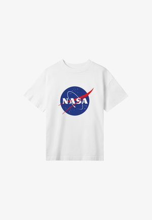 Weißes Baumwoll-T-Shirt mit einem blauen kreisförmigen NASA-Logo, weißen Buchstaben und einem roten Akzent-Swoosh vor einem Hintergrund aus Sternen.