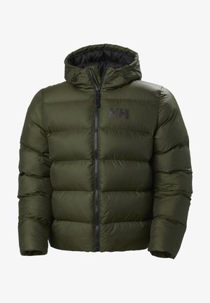 Olijfgroene pufferjack met een ritssluiting aan de voorkant, capuchon en zwart logo. Heeft een gewatteerd ontwerp en elastische manchetten voor een comfortabele pasvorm.