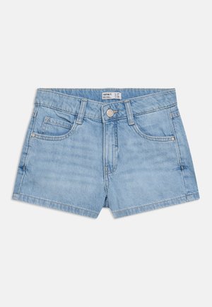 Jasnoniebieskie szorty z denimu z przodu z guzikiem, zamkiem błyskawicznym, szlufkami na pasek i pięcioma kieszeniami, ułożone płasko na białym tle.