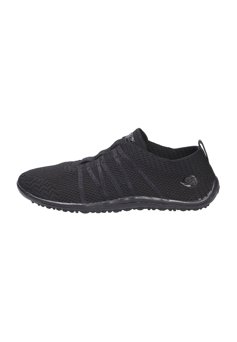 Schwarzer leichter Sportschuh mit atmungsaktivem Mesh-Obermaterial, strukturiertem Design, flexiblem Profil und einer Zuglasche an der Ferse für einfaches Anziehen.
