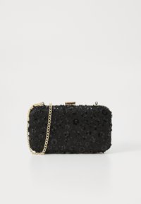 Plică neagră cu un model floral din paiete, curea din lanț auriu, formă rectangulară și închidere cu capac metalic. Textură netedă în ansamblu.