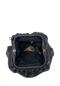 Černá kožená kabelka s jemnou texturou, skládáním, zlatým kováním a otevřeným vrškem, který odhaluje látkový interiér a řetízkový detail.